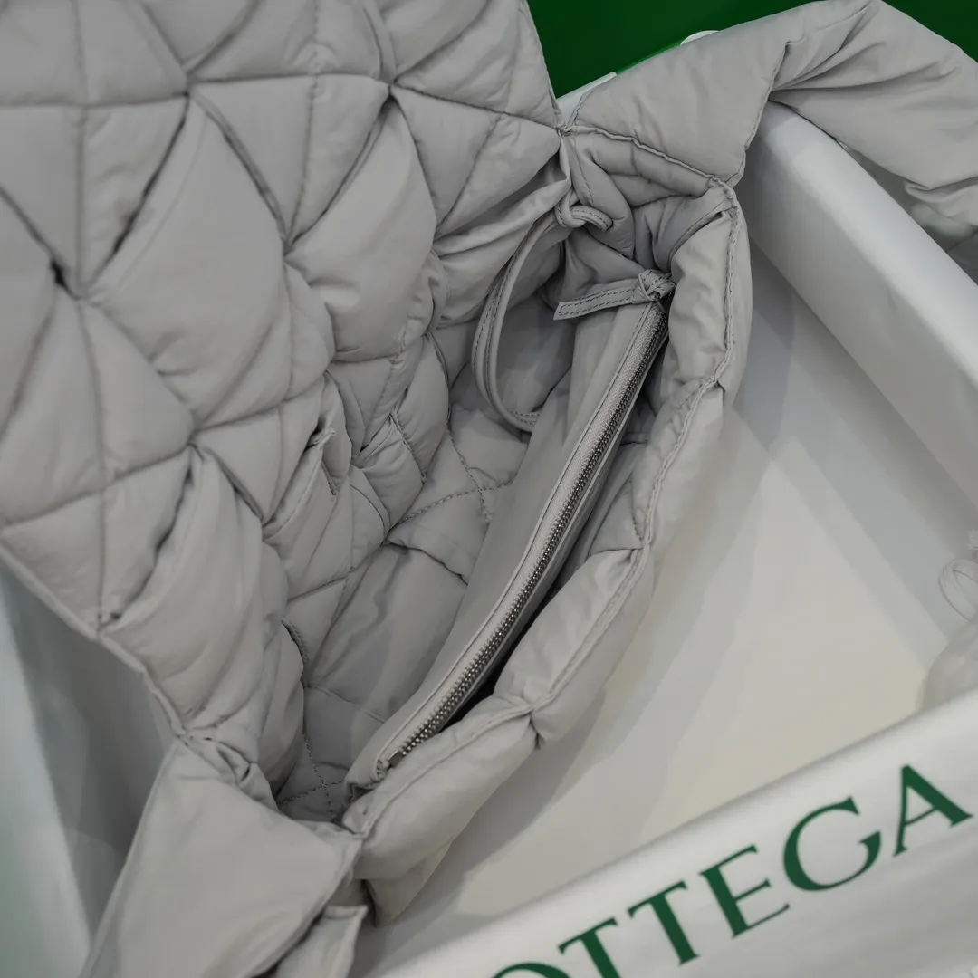#𝐂𝐀𝐒𝐒𝐄𝐓𝐓𝐄 Nylon tofu tofu bag This Cassette is so cute, its cute appearance does not affect its practicality and the capacity is good! The fabric is low-key and very textured, suitable for daily wear with casual wear. The cross-woven design of the wide cloth is really stunning. The bag has a puffy shape and feels like a piece of tofu. It can be worn on one shoulder, cross-body or as a waist bag. You can also adjust the shoulder strap to the size of the bag under the armpit, so you can have it all! S30x15cm【8951#】